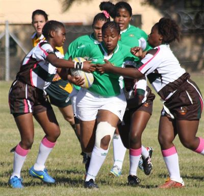 Jong vroue wys hul staal op rugbyveld